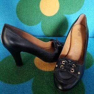 Black heel with tie toe detail